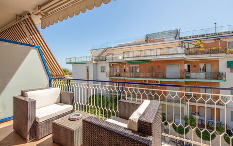 Lory House: Balcon, Design Urbain, Appartement, Balustrade, Balustre, Clôture, Plate-Forme, Plante D'Appartement