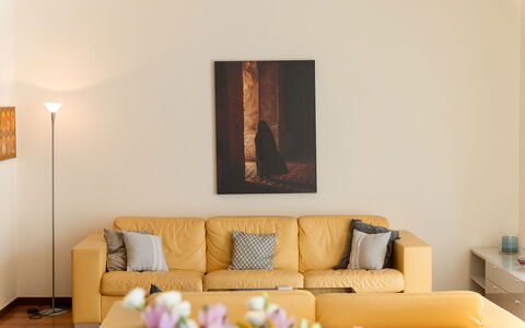 Lory House: Meubles, Mur, Design Intérieur, Canapé, Bois, Jaune, Sol, Salon, Sol, Pièce