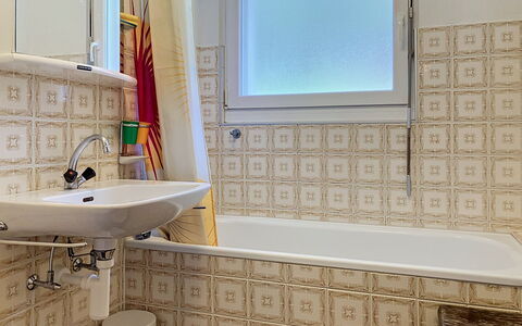 Grand-Pré B: Mur, Sol, Sol, Salle De Bains, Luminaire Plomberie, Design Intérieur, Plomberie, Tuile, Pièce, Robinet