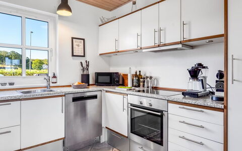 Alli - 100M from the Sea: Cuisine, Comptoir, Cabinetry, Appareil De Cuisine, Sol, Design Intérieur, Meubles, Principaux Appliance, Luminaire Plomberie, Électroménager