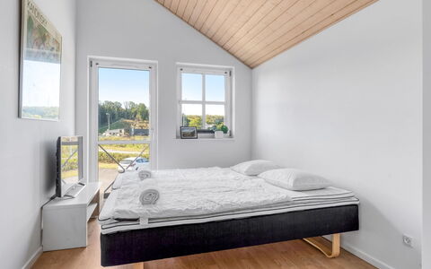 Alli - 100M from the Sea: Bois, Chambre, Sol, Sol, Lit, Design Intérieur, Cadre De Lit, Parquet, Literie, Pièce
