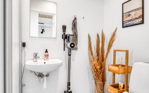 Alli - 100M from the Sea: Siège De Toilette, Luminaire Plomberie, Mur, Salle De Bains, Toilette, Design Intérieur, Sol, Sol, Évier, Plomberie
