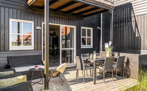 Alli - 100M from the Sea: Bois, Porche, Porte, Plate-Forme, Siding, Domicile, Composite, Dur, Tache De Bois, Planche