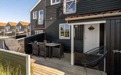 Alli - 100M from the Sea: Bois, Domicile, Siding, Chalet, Dur, Planche, Plate-Forme, Porche, Ombre, Tache De Bois