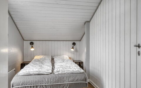 Nandolf - 200M to the Fjord: Bois, Sol, Plafond, Chambre, Sol, Design Intérieur, Drap De Lit, Lit, Literie, Cadre De Lit
