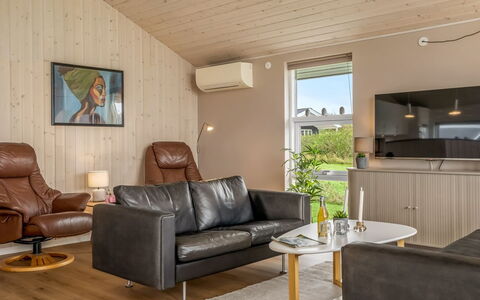 Clarice - 250M to the Fjord: Design Intérieur, Sol, Bois, Plafond, Sol, Meubles, Salon, Pièce, Canapé, Parquet