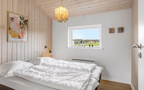 Clarice - 250M to the Fjord: Bois, Domicile, Chambre, Planche, Lit, Dur, Literie, Calotte Glaciaire, Tache De Bois, Cadre De Lit