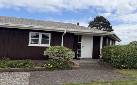 Heilo - from the Sea: Maison, Toit, Domicile, Arbuste, Chalet, Lot Terre, Pelouse, Porte, Siding, Couverture De Sol