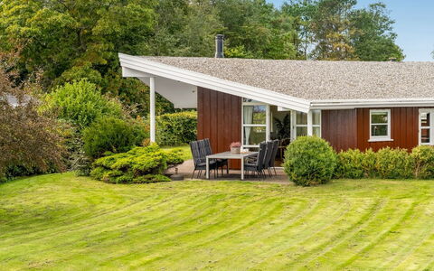 Heilo - from the Sea: Herbe, Maison, Domicile, Toit, Arbuste, Chalet, Zone Résidentielle, Lot Terre, Jardin