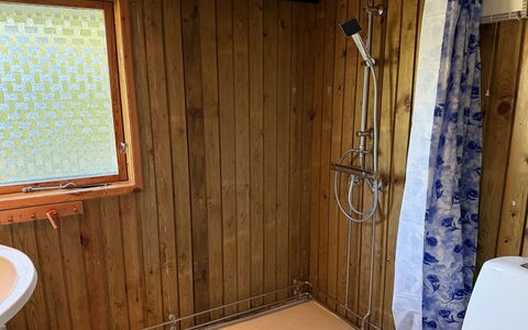 Grith - 740M to the Fjord: Bois, Sol, Sol, Luminaire Plomberie, Salle De Bains, Design Intérieur, Plomberie, Pièce, Tache De Bois, Siège De Toilette