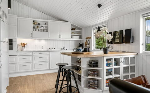 Grith - 740M to the Fjord: Cuisine, Comptoir, Design Intérieur, Cabinetry, Bois, Sol, Appareil De Cuisine, Plafond, Meubles, Luminaire