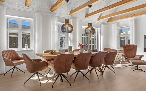 Judyta - 500M from the Sea: Meubles, Sol, Design Intérieur, Sol, Chaise, Parquet, Bois, Plafond, Table, Salle À Manger