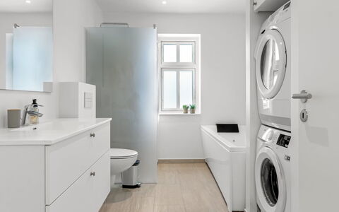 Judyta - 500M from the Sea: Design Intérieur, Sol, Machine À Laver, Sol, Luminaire Plomberie, Plafond, Armoire De Toilette, Évier, Salle De Bains, Robinet