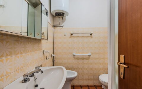 Nido del Brenta: Sol, Salle De Bains, Luminaire Plomberie, Design Intérieur, Sol, Lavabo, Évier, Toilette, Siège De Toilette, Plomberie