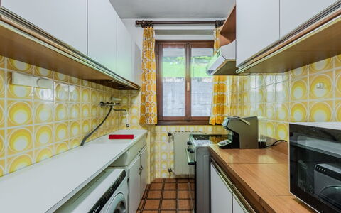 Nido del Brenta: Principaux Appliance, Sol, Design Intérieur, Jaune, Cuisine, Sol, Plafond, Appareil De Cuisine, Comptoir, Éclairage