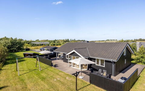 Fokke - 900M from the Sea: Domicile, Toit, Maison, Porte, Chalet, Ombre, Jardin, Couverture De Sol, Porche, Cour