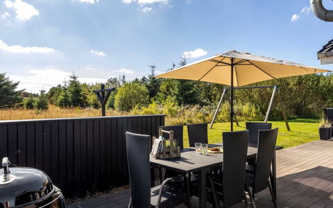 Fokke - 900M from the Sea: Domicile, Toit, Maison, Porte, Chalet, Ombre, Jardin, Couverture De Sol, Porche, Cour