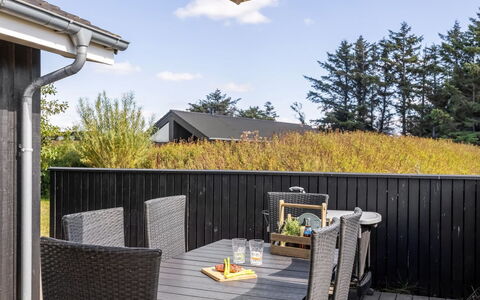 Fokke - 900M from the Sea: Domicile, Toit, Maison, Porte, Chalet, Ombre, Jardin, Couverture De Sol, Porche, Cour