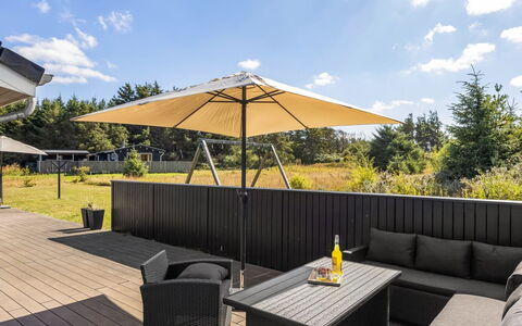 Fokke - 900M from the Sea: Domicile, Toit, Maison, Porte, Chalet, Ombre, Jardin, Couverture De Sol, Porche, Cour