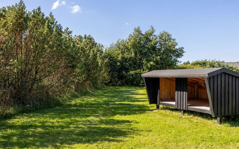 Fokke - 900M from the Sea: Domicile, Toit, Maison, Porte, Chalet, Ombre, Jardin, Couverture De Sol, Porche, Cour
