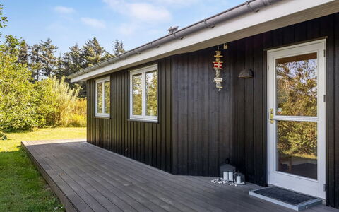 Fokke - 900M from the Sea: Domicile, Toit, Maison, Porte, Chalet, Ombre, Jardin, Couverture De Sol, Porche, Cour