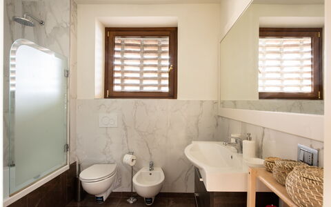 Villa Casabada: Lavabo, Sol, Luminaire Plomberie, Design Intérieur, Évier, Salle De Bains, Mur, Sol, Robinet, Plomberie