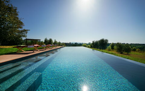 Villa Bellaria, Private Pool, Bolgheri: Bleu, L'Eau, Piscine, Cours D'Eau, Réflexion, Caractéristique De L'Eau, Miroir D'Eau, Aménagement Paysager, Cumulus, Étang