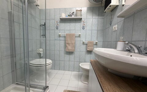 Casa di Mario: Salle De Bains, Lavabo, Luminaire Plomberie, Siège De Toilette, Évier, Sol, Toilette, Sol, Design Intérieur, Robinet
