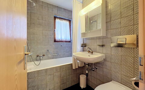 Les Naines Brunes: Salle De Bains, Design Intérieur, Luminaire Plomberie, Sol, Mur, Sol, Lavabo, Évier, Robinet, Tuile