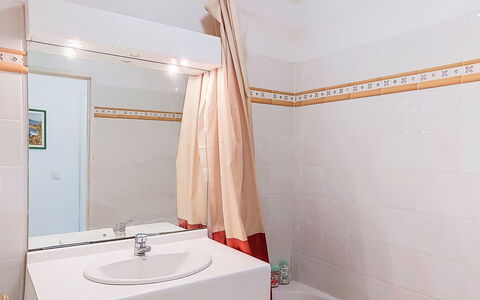 Virginie: Sol, Luminaire Plomberie, Design Intérieur, Sol, Salle De Bains, Lavabo, Plomberie, Évier, Pièce, Robinet