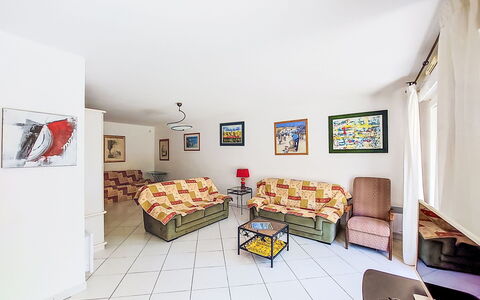 Virginie: Meubles, Canapé, Design Intérieur, Appartement, Sol, Sol, Pièce, Salon, Cadre