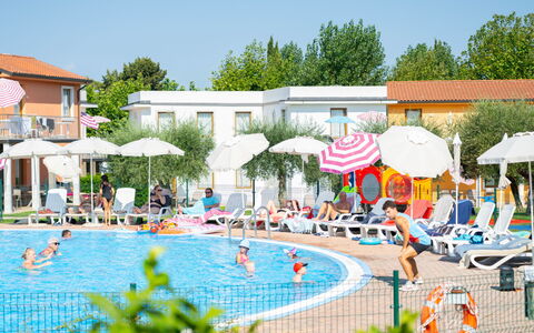 Peschiera del Garda 689: Piscine, Des Loisirs, Mobilier De Jardin, Loisir, Recours, Parapluie, Vacances, Balancelle, Ville Resort
