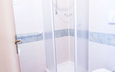 Peschiera del Garda 689: Sol, Sol, Luminaire Plomberie, Design Intérieur, Pièce, Plomberie, Salle De Bains, Douche, Porte De Douche, Porte
