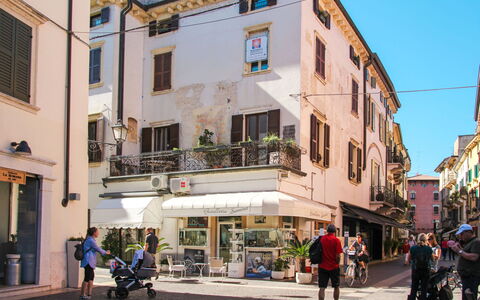 Peschiera del Garda 689: Bâtiment, Fenêtre, Ville, Rue, Surface De La Route, Zone Urbaine, Ville, Quartier, Route, Façade