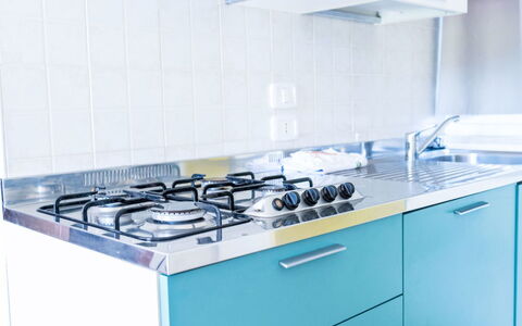 Peschiera del Garda 689: Bleu, Principaux Appliance, Cuisine, Cuisinière, Appareil De Cuisine, Le Fourneau, Cabinetry, Gaz Poele, Comptoir, Sol