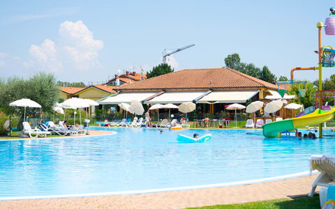Peschiera del Garda 689: Piscine, Recours, Des Loisirs, Loisir, Mobilier De Jardin, Parapluie, Eco Hôtel, Vacances, Balancelle