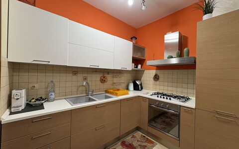 Appartamento Il Vulcano: Cuisine, Appareil De Cuisine, Comptoir, Cabinetry, Principaux Appliance, Sol, Meubles, Design Intérieur, Bois, Cuisinière