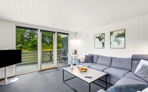 Hubert - 450M to the Fjord: Canapé, Meubles, Salon, Dur, Table Basse, Chaise, Parquet, Plante D'Appartement, Planche