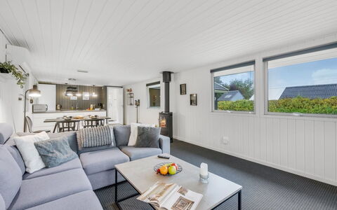Hubert - 450M to the Fjord: Design Intérieur, Sol, Bois, Plafond, Sol, Meubles, Canapé, Domicile, Salon, Pièce