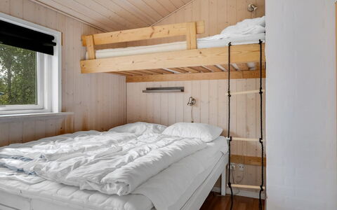 Nahuel - 300M to the Fjord: Lit, Chambre, Bois, Drap De Lit, Literie, Lit Superposé, Design Intérieur, Cadre De Lit, Sol, Plafond