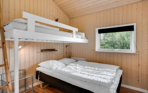 Nahuel - 300M to the Fjord: Chambre, Lit, Bois, Drap De Lit, Literie, Lit Superposé, Cadre De Lit, Design Intérieur, Sol, Plafond