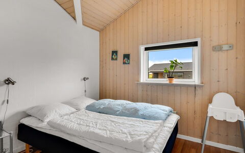 Nahuel - 300M to the Fjord: Bois, Chambre, Domicile, Lit, Drap De Lit, Literie, Cadre De Lit, Plafond, Dur, Chalet