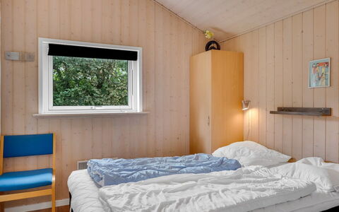 Nahuel - 300M to the Fjord: Mur, Chambre, Bois, Lit, Design Intérieur, Plafond, Drap De Lit, Literie, Cadre De Lit, Sol