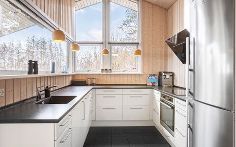 Chris - 130M from the Sea: Cuisine, Comptoir, Appareil De Cuisine, Bois, Design Intérieur, Principaux Appliance, Cabinetry, Plafond, Luminaire, Evier
