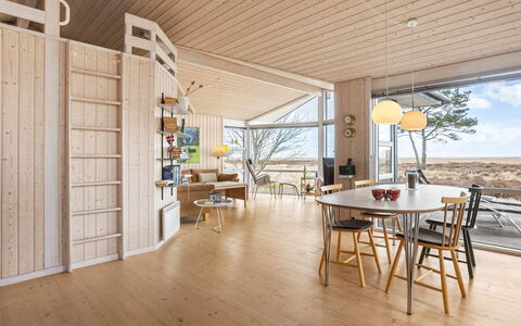 Chris - 130M from the Sea: Bois, Sol, Plafond, Sol, Design Intérieur, Parquet, Luminaire, Dur, Tache De Bois, Planche
