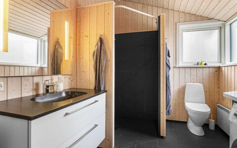 Chris - 130M from the Sea: Luminaire Plomberie, Sol, Évier, Bois, Design Intérieur, Sol, Robinet, Lavabo, Armoire De Toilette, Plomberie