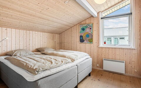 Chris - 130M from the Sea: Bois, Chambre, Domicile, Plafond, Lit, Literie, Drap De Lit, Gelé, Chalet, Cadre De Lit