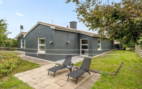 Helemine - 800M from the Sea: Domicile, Maison, Chalet, Biens, Pelouse, Jardin, Aménagement Paysager, Cour, Ombre, Arrière-Cour