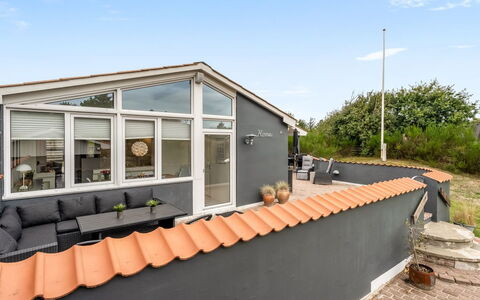 Helemine - 800M from the Sea: Bois, Toit, Domicile, Architecture, Porte, Maison, Chalet, Siding, Porche, Ombre