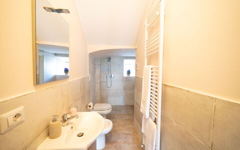 Villa Belvedere: Sol, Sol, Mur, Design Intérieur, Bois, Plafond, Luminaire Plomberie, Pièce, Salle De Bains, Éclairage